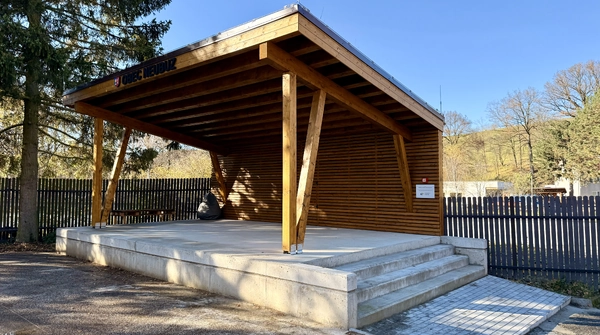 Pódium a přístřešek v obci Neubuz